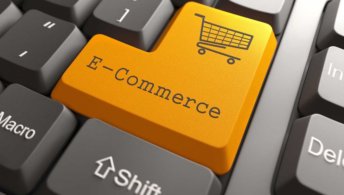 Tecla de teclado naranja de E-Commerce con un carrito de la compra
