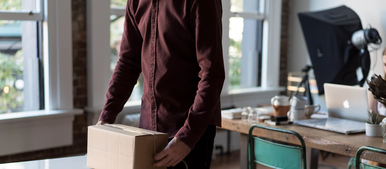 Preparando los pedidos de la tienda online sobre el escritorio