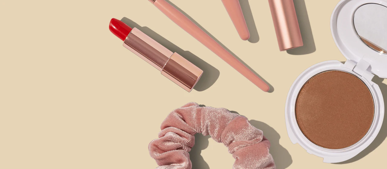 Productos de belleza y cosmética sobre un fondo cálido