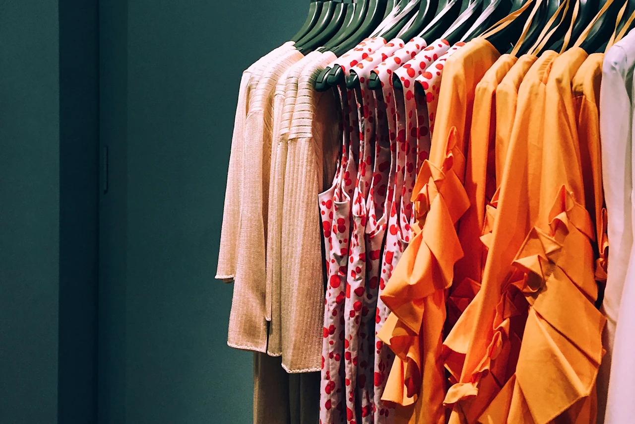 Percha de ropa de una boutique de moda con tonos cálidos